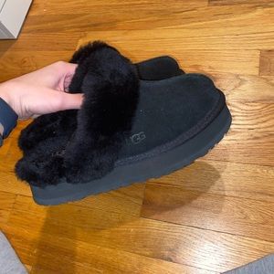UGG DISQUETTE black slippers